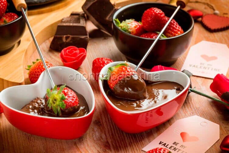 Fragole con fonduta al cioccolato Fragole con fonduta al cioccolato