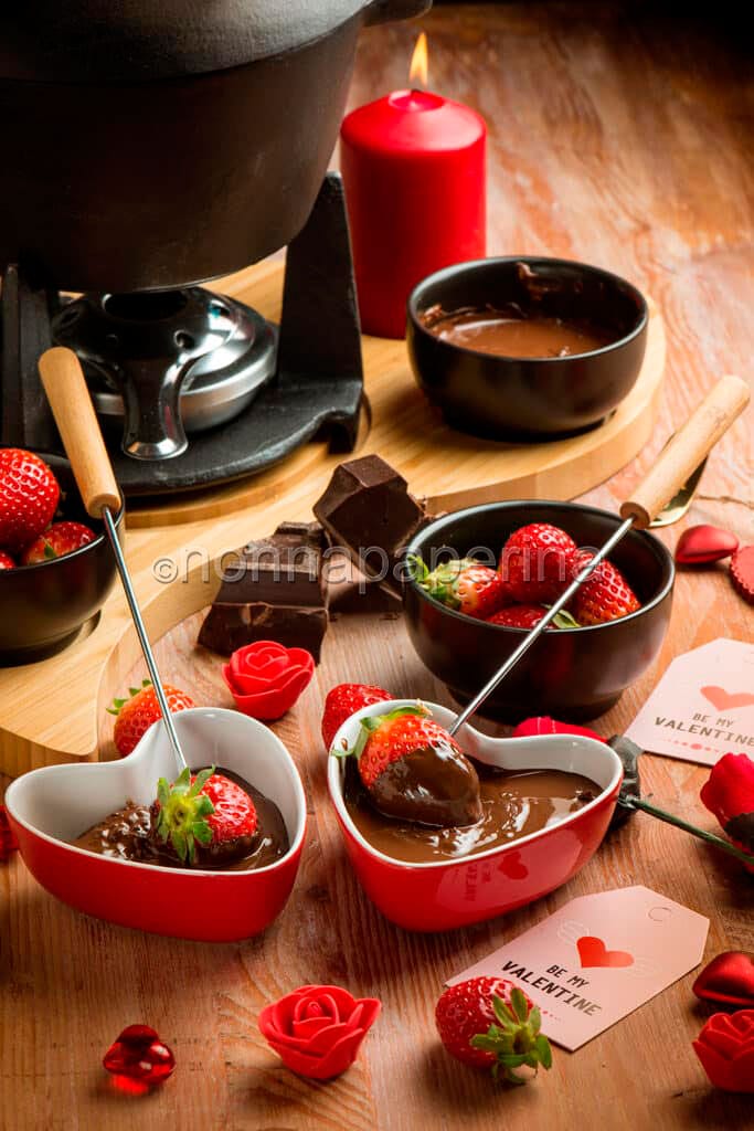 Fragole con fonduta al cioccolato Fragole con fonduta al cioccolato