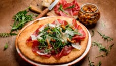 Pizza integrale bianca con rucola, una bontà croccante