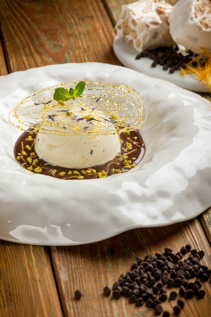 Semifreddo al torrone con salsa al cioccolato