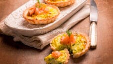 Tartellette salate con salmone, un antipasto delicato