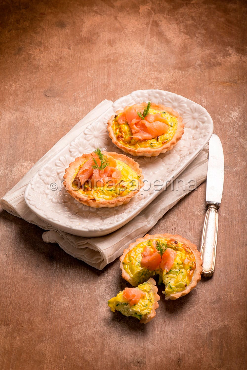 Tartellette salate con salmone