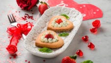 Le tartellette di frolla con formaggio e fragole : bontà! Le tartellette di frolla con formaggio e fragole : bontà!