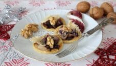 Blinis al radicchio stufato , noci e parmigiano Blinis al radicchio stufato , noci e parmigiano