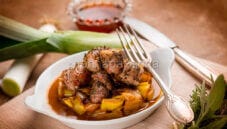 Fagottini al succo di arancia e porri: il sapore agrodolce