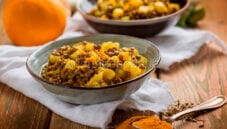Lenticchie con patate e curcuma, un piatto completo