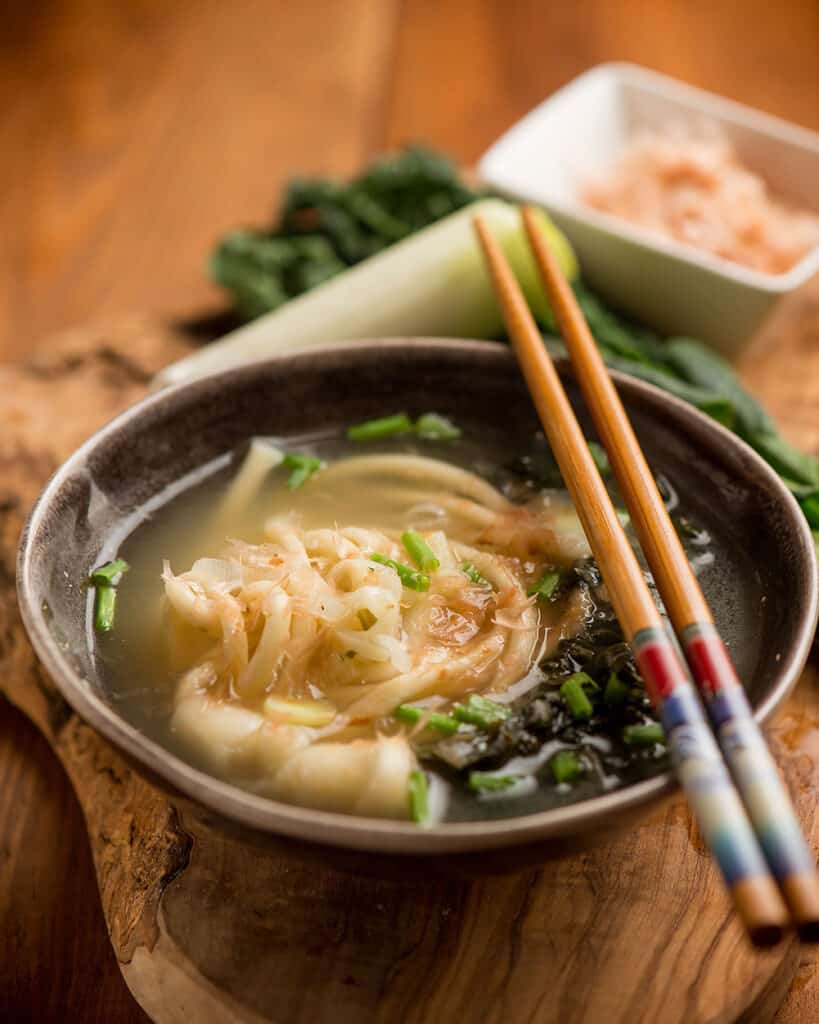 Zuppa di cavolo nero e katsuobushi