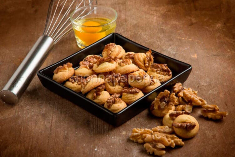 Biscottini di frolla montata con le noci: dolce risveglio Biscottini di frolla montata