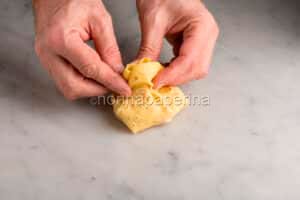 chiudere una crespella a fagottino