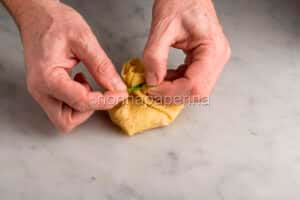 chiudere una crespella a fagottino