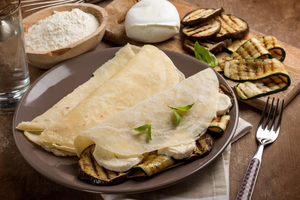 CREPES senza uova e latte con verdure grigliate e mozzarella senza lattosio