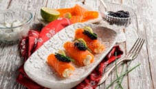 Involtini al salmone con formaggio, un antipasto raffinato