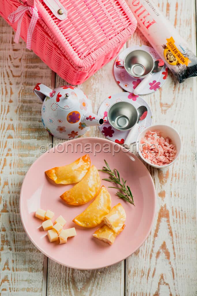 Mezzie lune di pasta fillo con fonduta al prosciutto