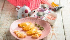 Le mezze lune di pasta fillo con fonduta al prosciutto Le mezze lune di pasta fillo con fonduta al prosciutto