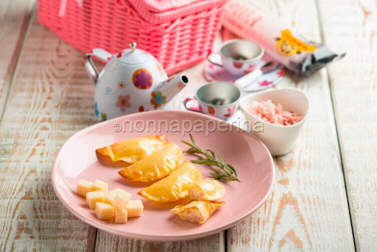 mezze lune di pasta fillo con fonduta al prosciutto