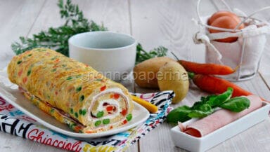 Rotolo di frittata alle verdure con formaggio cremoso