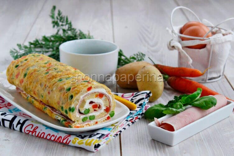 Rotolo di frittata alle verdure con formaggio cremoso