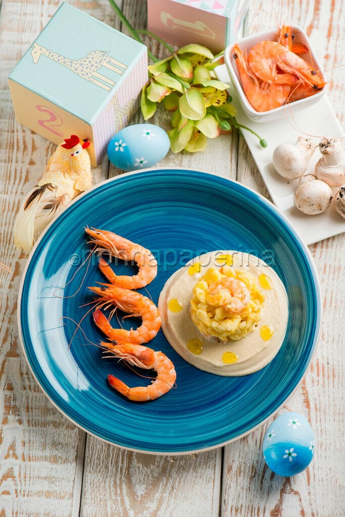 Spätzle soffiati con gamberetti e crema di champignon