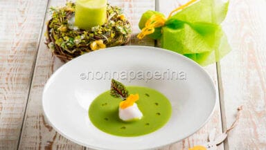 Uovo poché su crema di piselli