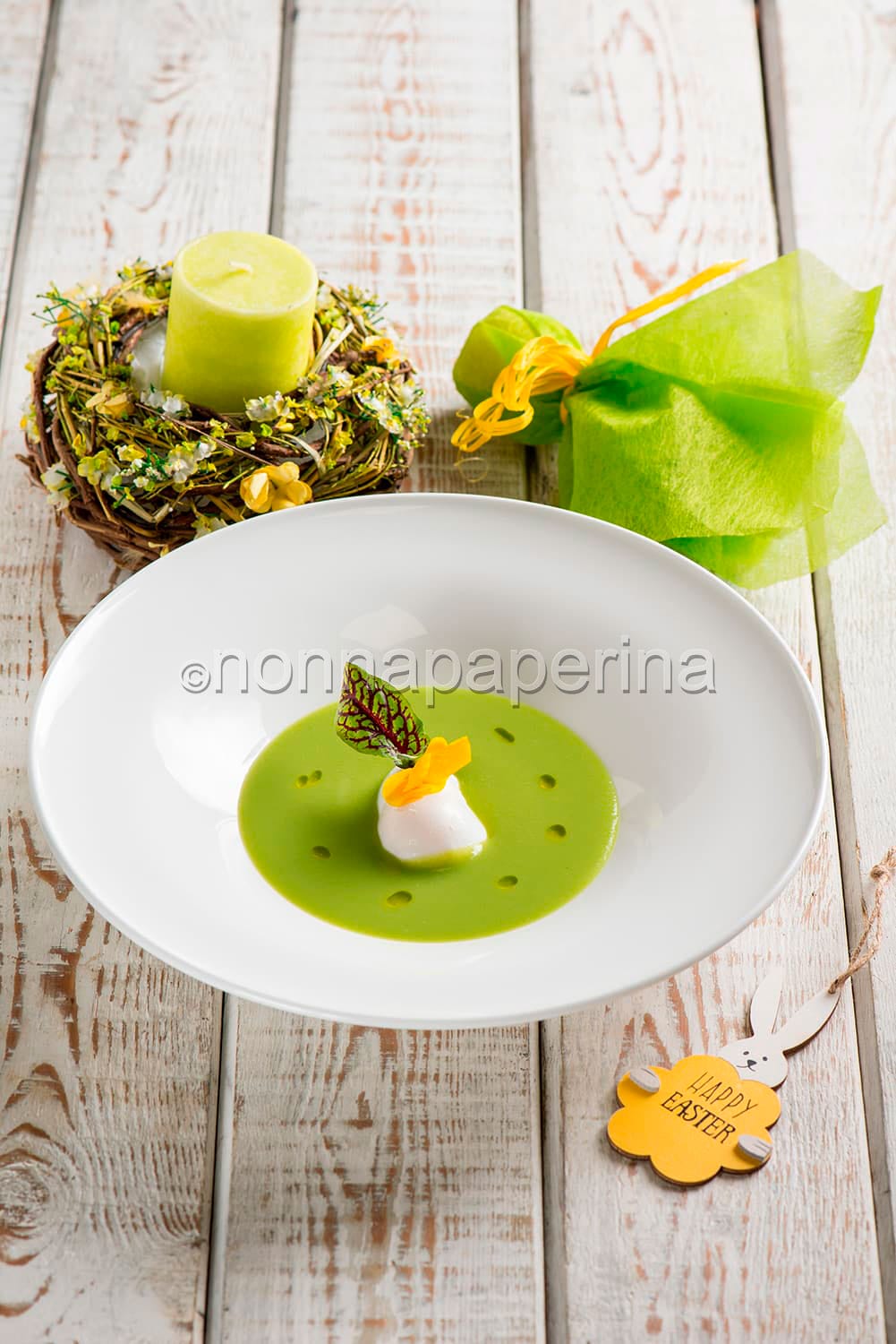 Uovo poché su crema di piselli Uovo poché su crema di piselli