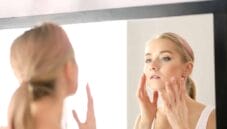 Acne e alimentazione: falsi miti e cibi consigliati Acne e alimentazione: falsi miti e cibi consigliati