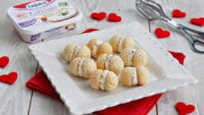 Baci di dama salati al pepe rosa per la tua mamma