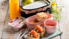 La focaccia al rosmarino con tartare di salmone