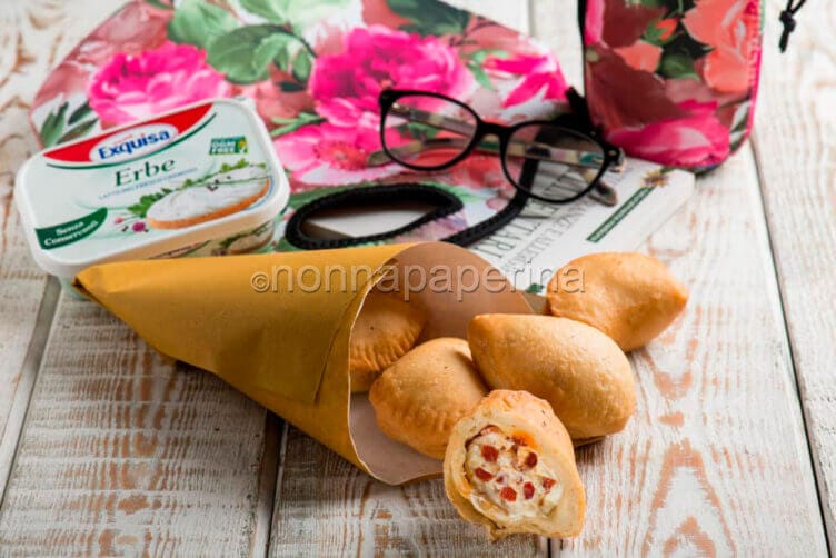 I panzerotti con formaggio, pomodorini e ‘nduja panzerotti con formaggio, pomodorini appassiti e nduja