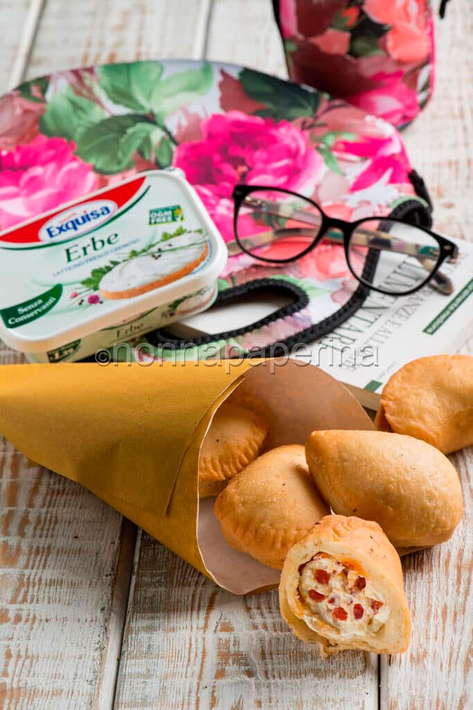 panzerotti con formaggio, pomodorini appassiti e nduja