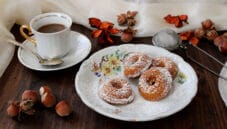 Papà, ti festeggio con le ciambelline alle nocciole Papà, ti festeggio con le ciambelline alle nocciole