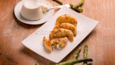 Cornetti salati con asparagi, ricotta e prosciutto crudo.