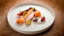 Insalata di pollo e gamberi, asparagi e salsa di yogurt