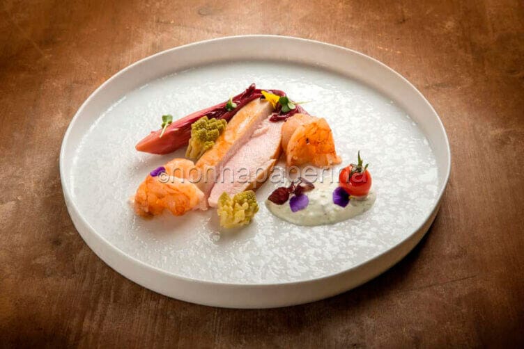 Insalata di pollo e gamberi, asparagi e salsa di yogurt Insalata di pollo e gamberi