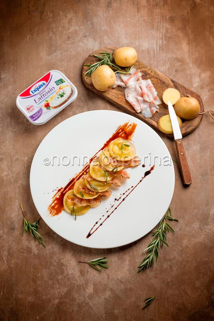 Ravioli ripieni di formaggio e patate Ravioli ripieni di formaggio e patate