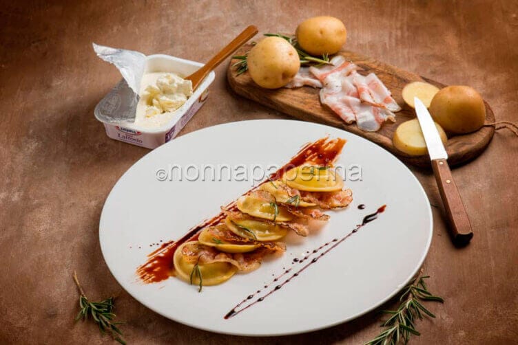 Ravioli ripieni di formaggio e patate: si mangia! Ravioli ripieni di formaggio e patate