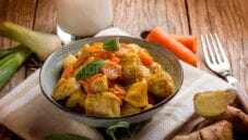 Bocconcini di pollo con latte di cocco: piatto light