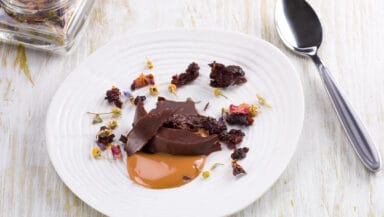 scaglie di cioccolato fondente su crema di mandorle