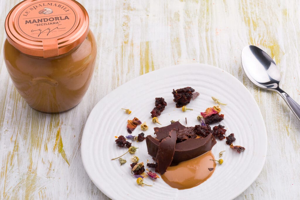 scaglie di cioccolato fondente su crema di mandorle