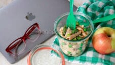 Insalata di pasta primavera per il pranzo in ufficio Insalata di pasta primavera per il pranzo in ufficio