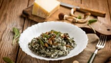 Tagliatelle agli spinaci con funghi pioppini e Montasio Tagliatelle agli spinaci con funghi pioppini e Montasio