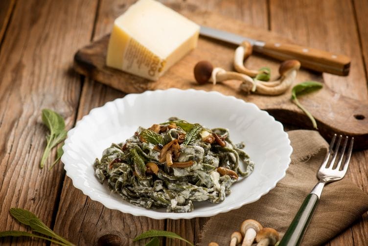 Tagliatelle agli spinaci con funghi pioppini e Montasio Tagliatelle agli spinaci con funghi