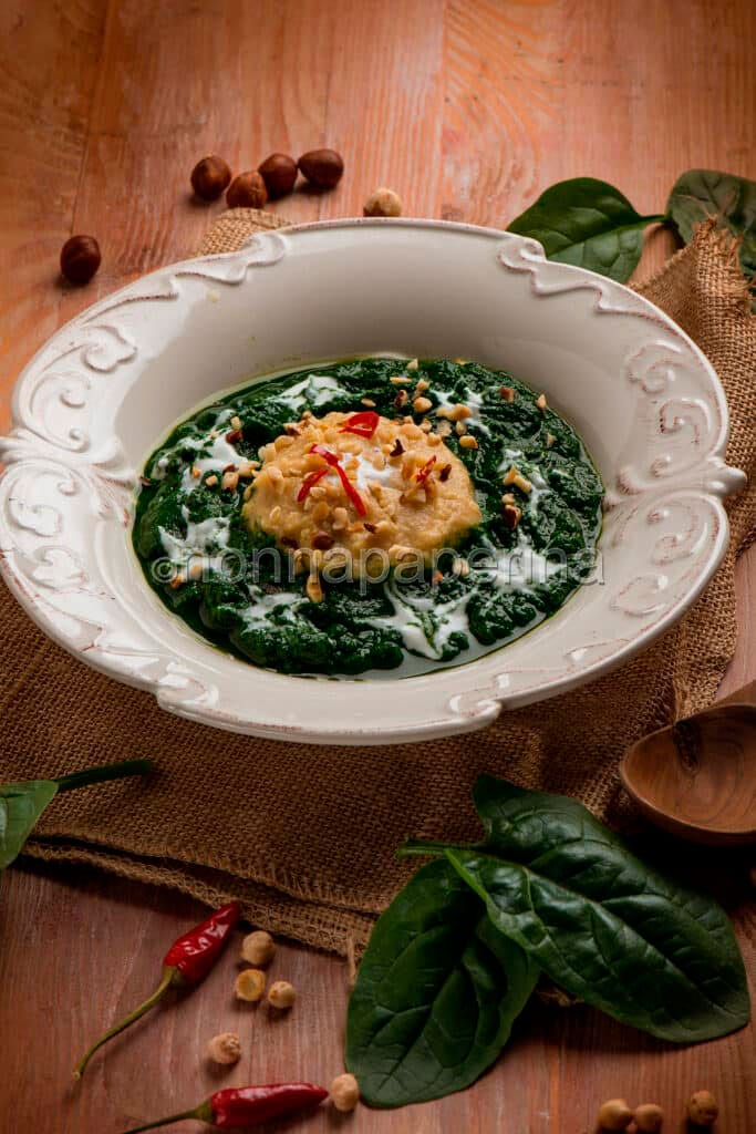vellutata di ceci, spinaci e nocciole vellutata di ceci, spinaci e nocciole