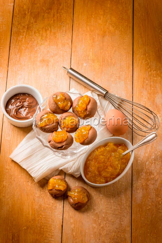 Biscotti con crema di nocciole e arancia amara Biscotti con crema di nocciole e arancia amara