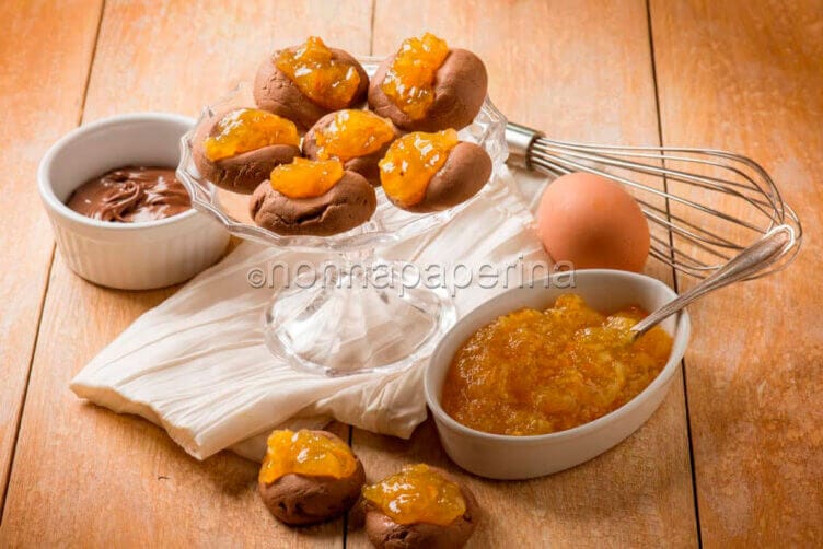 Biscotti con crema di nocciole e arancia amara