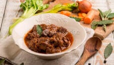 Capriolo in salmì, un secondo dal sapore di cacciagione Capriolo in salmì, un secondo dal sapore di cacciagione