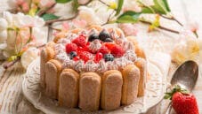 Charlotte con crema al mascarpone e frutti di bosco Charlotte con crema al mascarpone e frutti di bosco