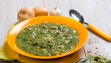La particolare zuppa di fave e spinaci
