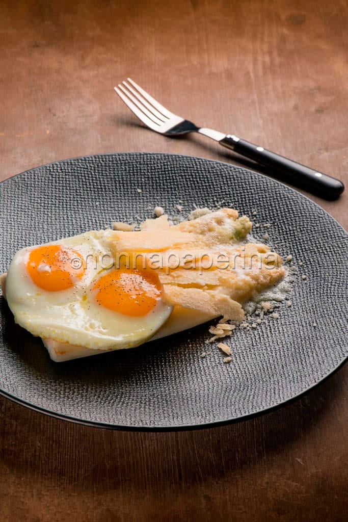 asparagi bianchi alla Bismarck asparagi bianchi alla Bismarck