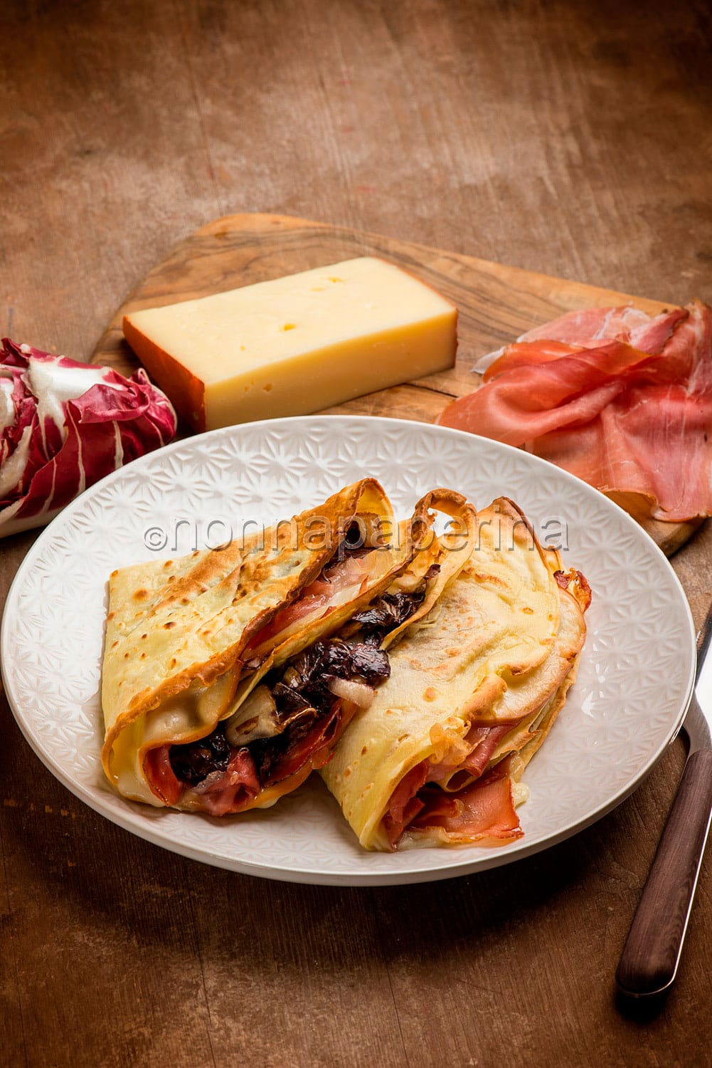 Crespelle con crudo e radicchio