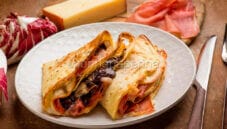 Crespelle con crudo e radicchio: piacciono a tutti